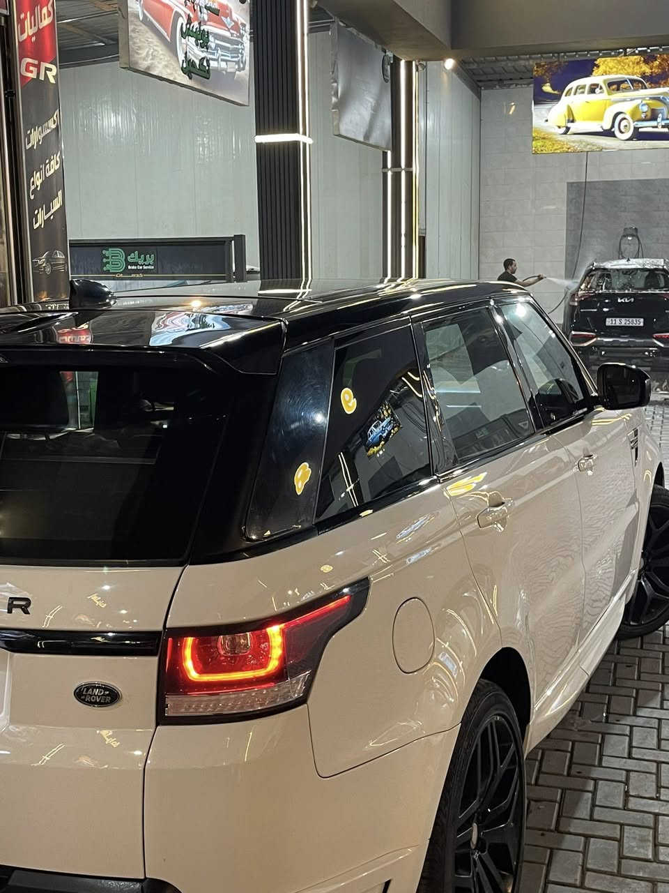 رانج روفر سبروت 2017 

جكات 

كشنات تدفئه تبريد 

رادار امامي خلفي 

محرك 8 سلندر سوبر جارج 

دوسات كهرباء

داخل احمر و اسود 

فول مواصفات و معروفه

***********
