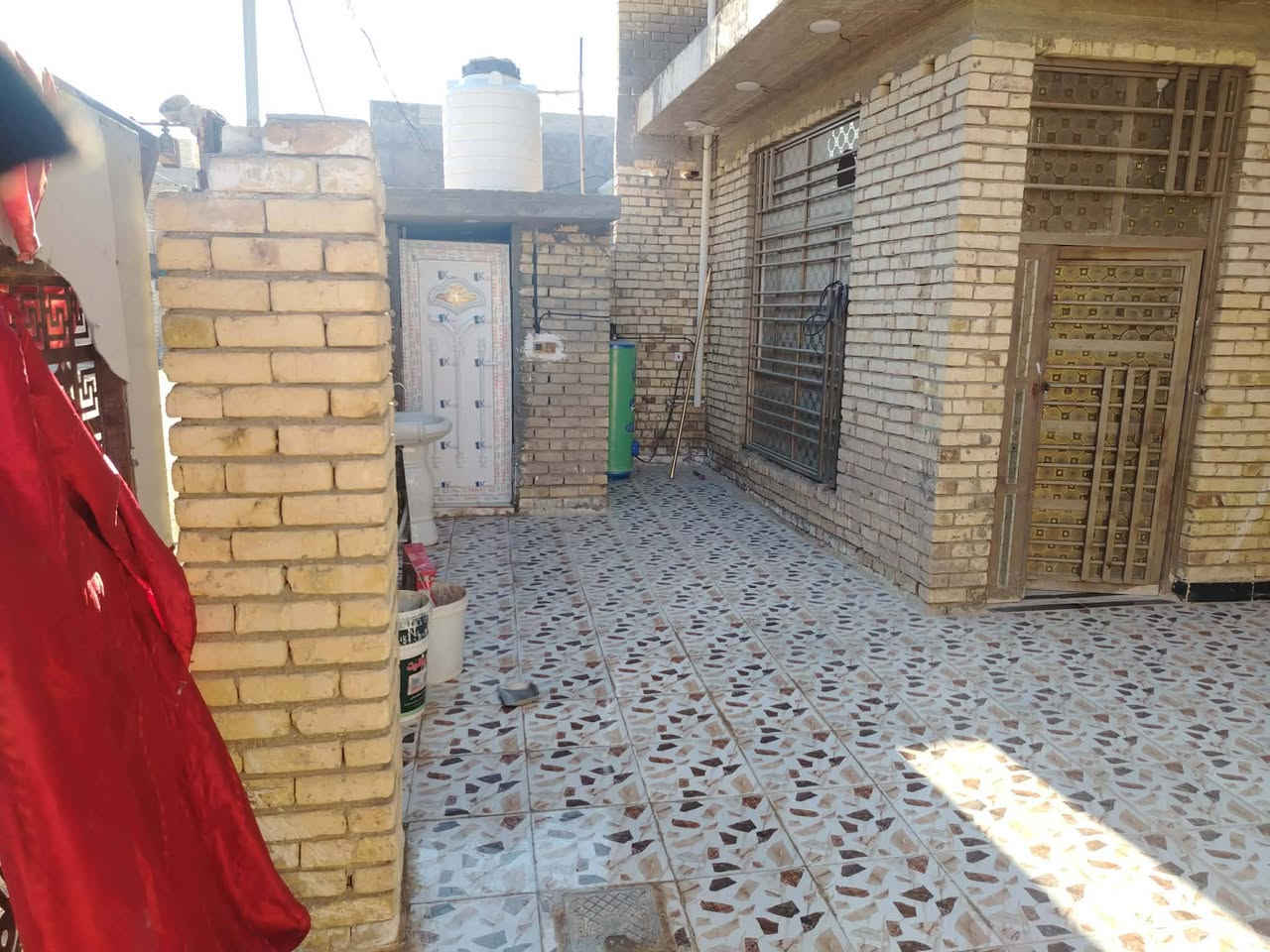 دار للبيع حي الحكيم  كوت علطريق عماره بصره العام خدمات مجاري دفن ريسيه وشارع صب  ونت ضويي منطقه مخدومه البيت طابقين ٢٥٠م الاول ٣غرف مع صالتين و٢مناور ومطبخ وديوانيه وحمامات داخليه وخارجيه الطابق الثاني نفس الحاله بس بدون كاشي كامل  سعره 110 مليون وبي مجال 
حي الحكيم شارع الوايليه يبعد عن الشارع ١٠٠م


**إذا كنت صاحب هذا الإعلان وتريد حذفه لأي سبب، رجاءا أرسل رسالة إلى الدعم الفني**