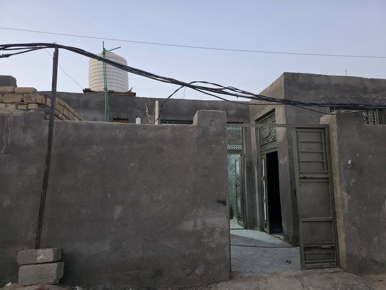 بيت زراعي للبيع مساحته 150 متر يحتوي ع غرفتين ودوانيه وصحيات داخليه وخارجيه والسعر مناسب جدا موقعه بدايه منطقه الاسكان الصناعي قرب طريق الصدرين
***********
