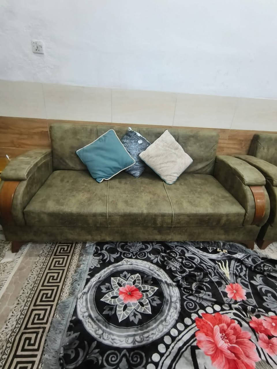 للبيع اغراض بيت نضيفات جدا مكاني حي الجهاد ***********
