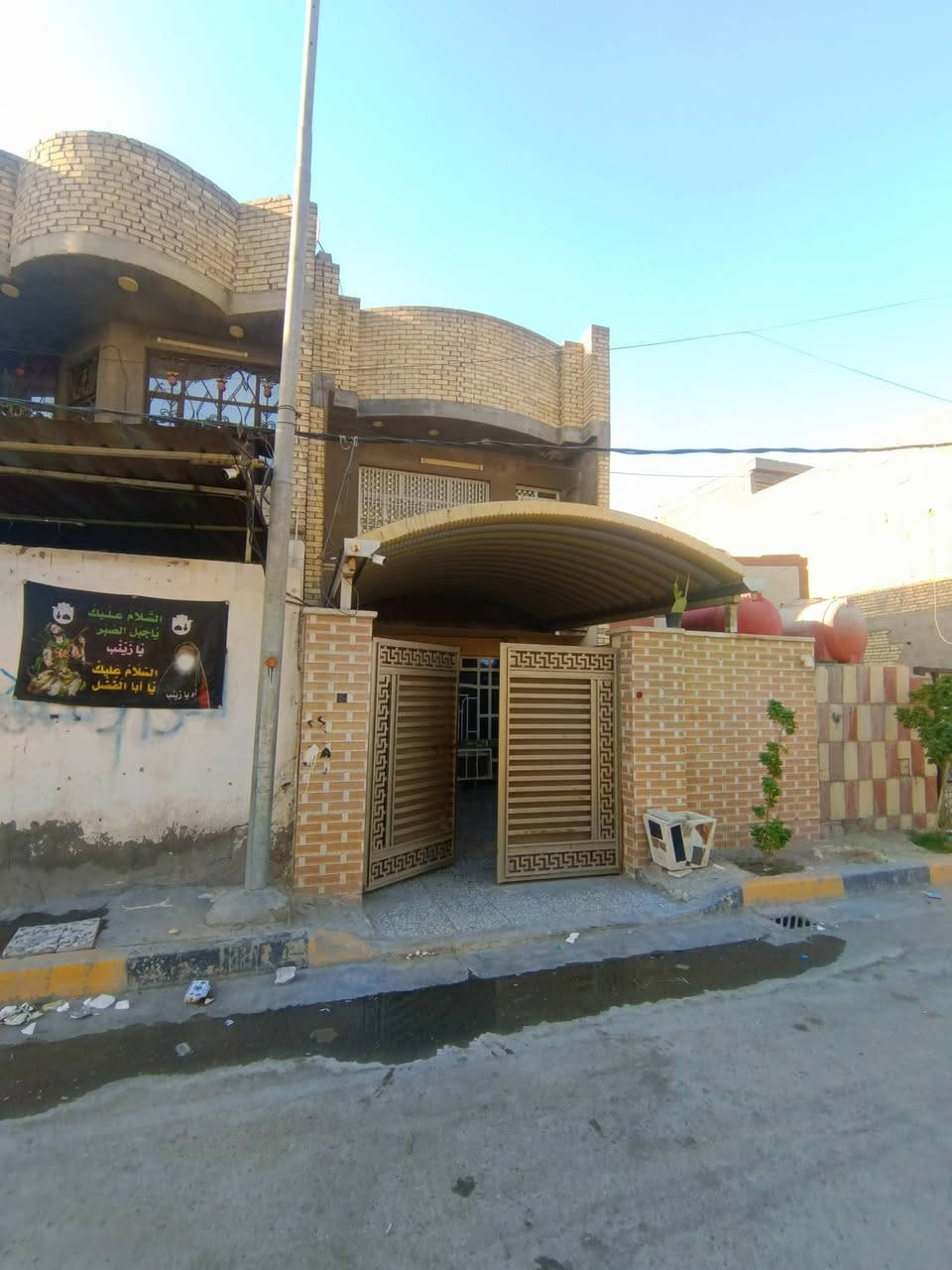 السلام عليكم توفر عندي بيت مساحه 115متر طابق ونص بي غرفتين جبهه5/نزال23/
طابو زراعي سند 25 
سند وكاله موجودات على طابو الخلاني 
المنطقه كامله كل الخدمات مي مجاري كهرباء تبليط 
موقع البيت البلديات الضباط خلف الصحفيين قرب مدرسه زين القوس منطقه حي الامير للاستفسار ***********
الرد واتساب ماسنجر أو اتصال حسن للعقار
