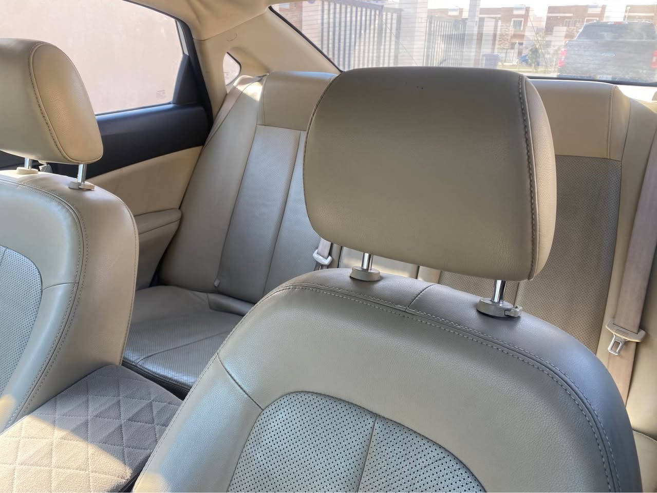 شانجان ايدو ٢٠١٣
لون ابيض
محرك ١٦٠٠ تنفس طبيعي 
كير ٤ نمر 
سنوية باسمي نافذة لغاية ٢٠٣٣
بيه طخة بسيطة بدون دواخل او ايرباك فقط دعامية وبنيد 
السعر ٦٦ 
مكاني كركوك
للاتصال
*********** كركوك, العراق
