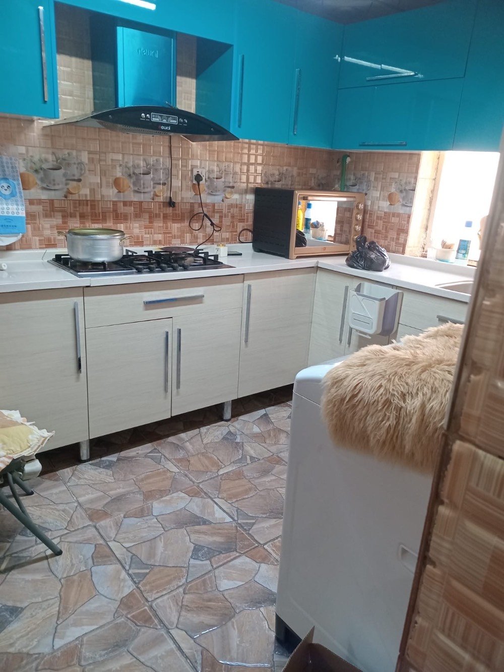 شقة للبيع مساحة ١٠٠ متر وقف سني مسجلة اصولية في منطقة بريهة قرب فندق البصرة  السياحي تتكون من .…
١- غرفتين كبار 
٢- استقبال
٣-مطبخ 
٤-صحيات
٥-سطح كامل 

*السعر ٦٣ مليون ***********