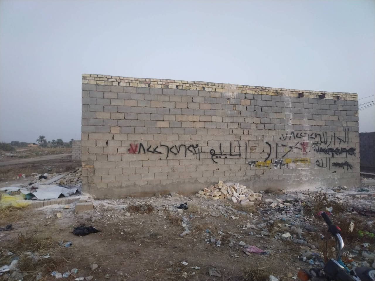 سلام عليكم البيت لبيع يتكون من مضيف مطبخ صاله غرفتين مساحة البيت  230متر قريب لشارع العام روضه مدارس مولده ماءء
العنوان البدع الكبير اصلاح زراعي 
***********
