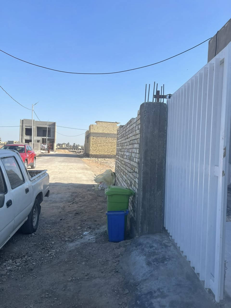 دار للبيع 
مساحة 280م طابو زراعي سند25
بناء حديث وخدمات كامله
@@@
نقص فقط سياج وتطبيگ السطح
@@@
ملاحظه تريد واقع حال تريده كامل 
@@@
يحتوي على
غرف نوم عدد2
كلدور
مطبخ
استقبال
كراج وحديقه
الموقع //ورديه داخل المقاطعه المقابل مدرسة مالك الأشتر الابتدائية
للاستفسار اكثر الاتصال على الرقم 
***********
