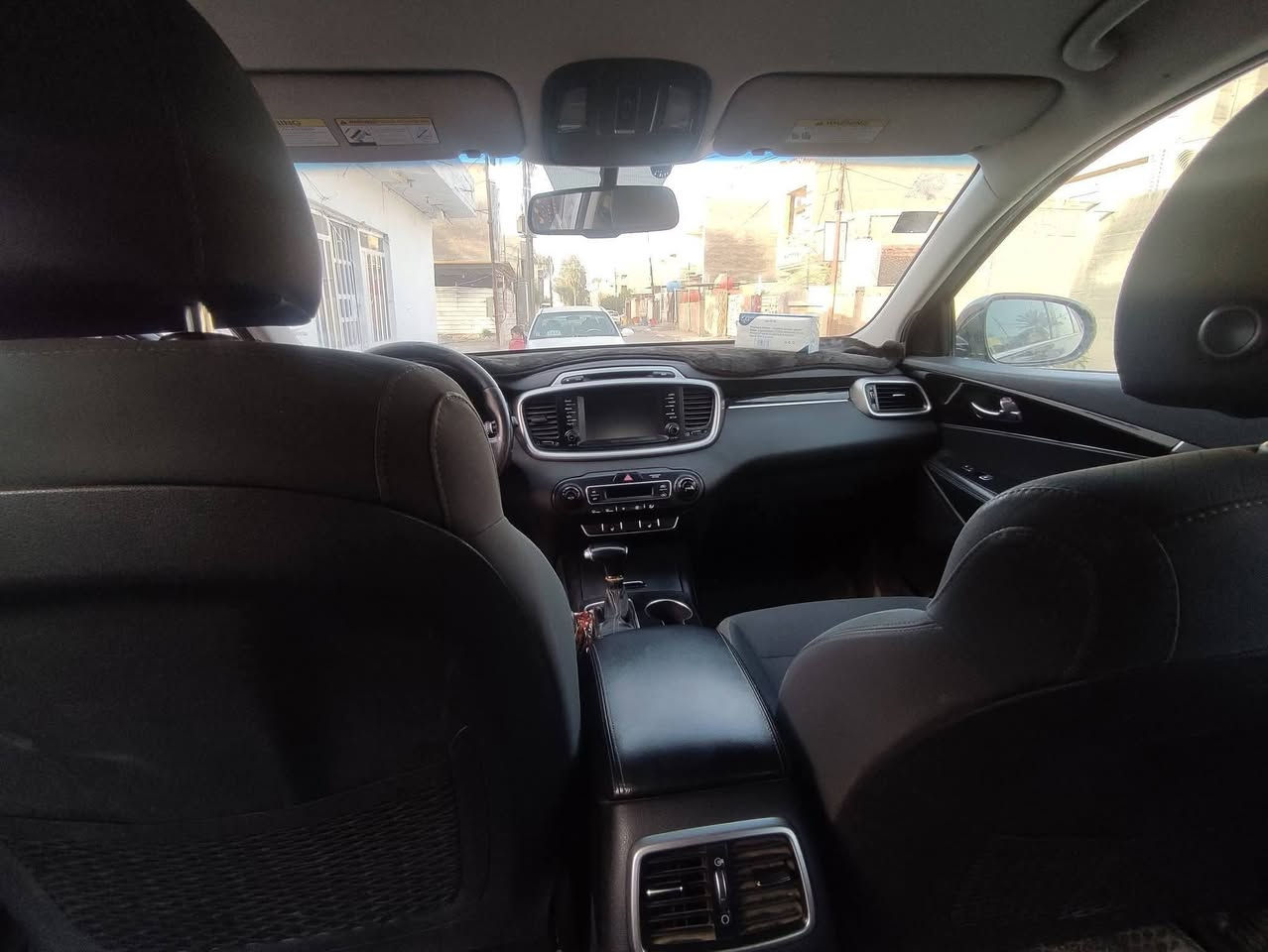 السلام عليكم سورنتو للبيع موديل 19
مكينه 4 سلندر 
امريكي حادث باب الصدر مبدل شركه تجي وتفحص بعينك 
لسياره حلوه ونضيفه مامتعوبه 
منضومه زنون كامله 
7 راكب 
تبريد قطعتين 
كما موضح بل صوره 
الاستفسار ***********
