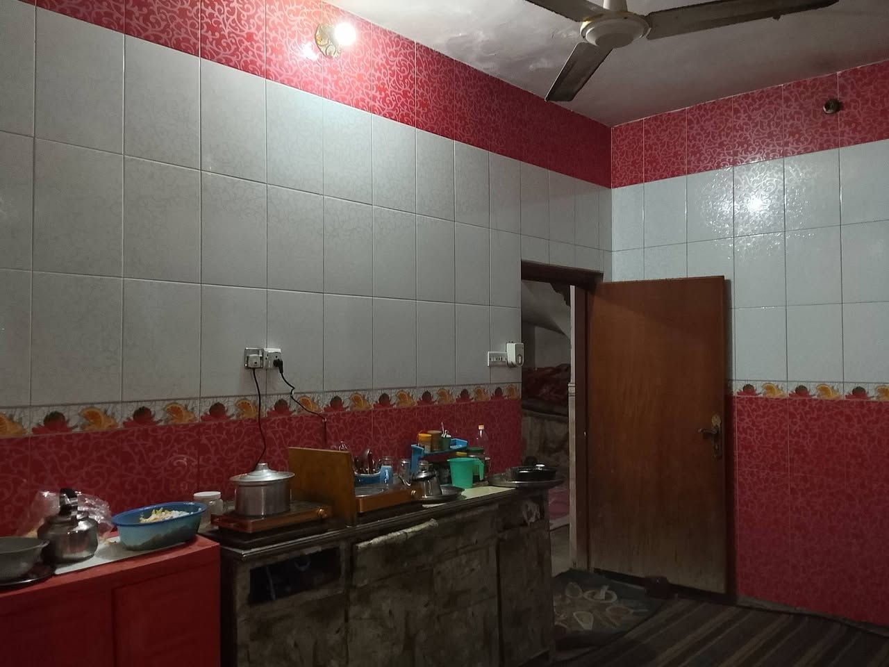 الدار للبيع مساحة 150م
الواجهة 10/النزال 15 
طابو صرف 
يتكون من طابقين 
الطابق الاول 
المطبخ 5×3
الصالة 3×8
المنور 3×1.5
الاستقبال 5.5×5
الغرف 4.5×4
الحمام الداخلي 2×2 +المنور 1.5×2
الطابق الثاني غرفتين نوم 
صالة حمام 
العنوان بغداد جسرديالى القديم نهاية شارع المصرف معمل كزاز مولدة رفيق 
يوجد خدمات كاملة 
الرقم *********** يوجد واتساب
