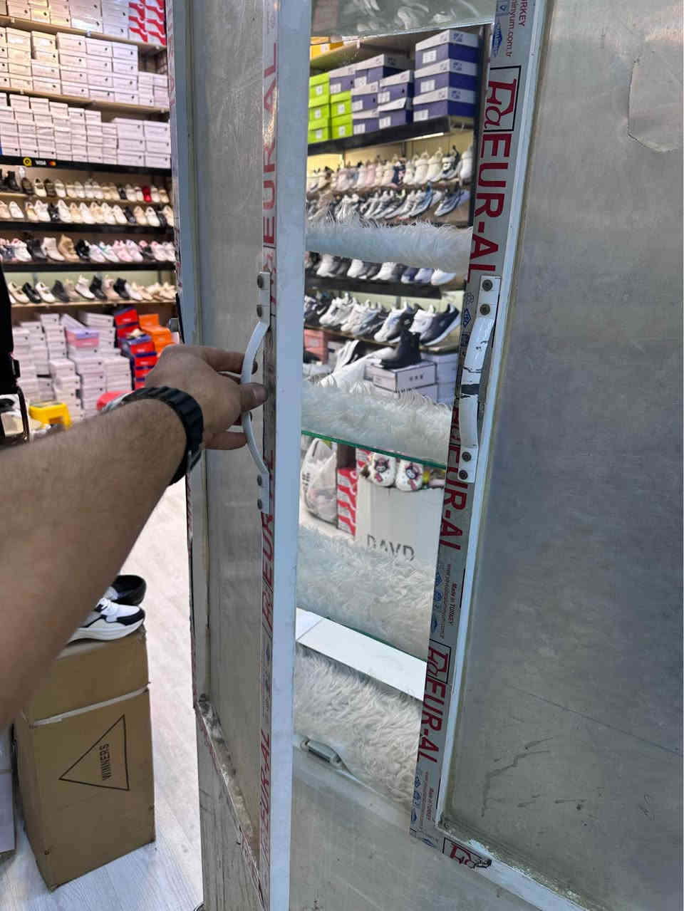 فاترينات متحركات عدد 2 للبيع المنيوم تركي درجة اولى قاعدة حديد وعجلات تنقفل  
جام بلوجهه +قواطع عدد 5 جام ابواب خلفية +مخزن نضيف
اسلاك اناره جاهزه بيه ترهم لعرض الاحذية  مبايلات اكسسوارات هواي شغلات تنعرض بيه لاصحاب المحلات 
*********** Tverlandet, Bodø
