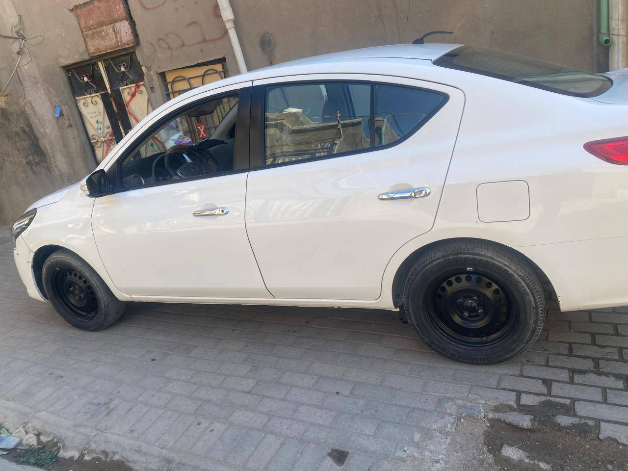 السلام عليكم
نيسان سني مصري 24 ماشيه 56 
سيارة جديدة مال بيت 
بيها جاملغ وبنيد سياره كفاله من كلشي ماعده جمالغ وبنيد 
السعر 110
للاستفسار 
***********
العنوان شط العرب التنومه شارع 32
