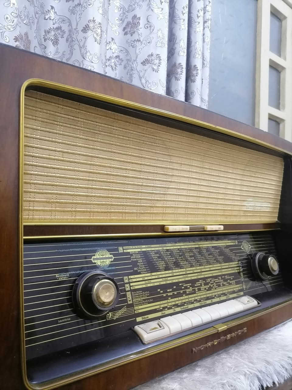 السلام عليكم ورحمة الله وبركاته جبنالكم تحفه فنيه من اندر النوادر راديو الماني لمبات قديم شرط الشغل شرط النظافه كامل ما بي أي نقص او عيب للبيع السعر خاص مكان موصل يوجد توصيل كافه محافظة العراق وهذا رقمي *********** موجود واتساب علا هذا الرقم
