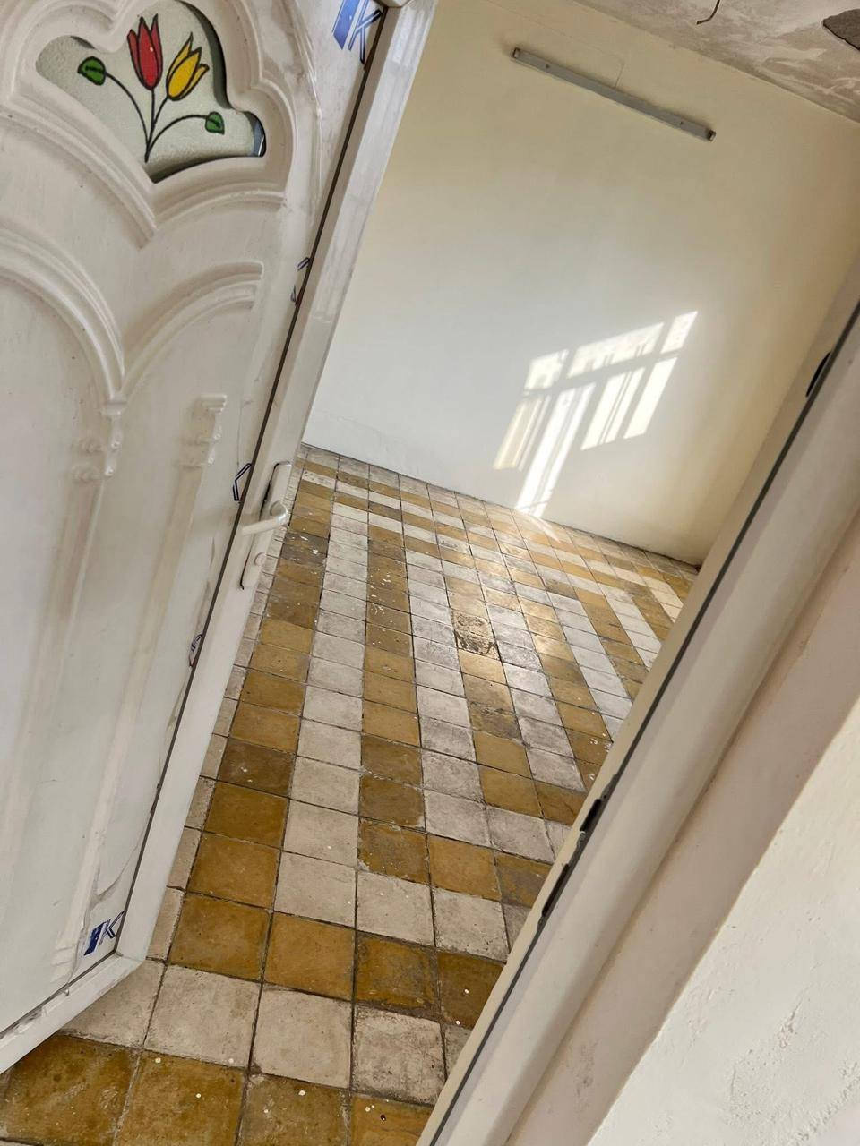 ‏الإيجار شقة طابق ثاني
‏حي المثنى مقابل السوق جانب الأيسر الموصل
‏ المساحة 90 متر السعر 200
‏ غرفتين مطبخ مشتملات 
***********
***********
