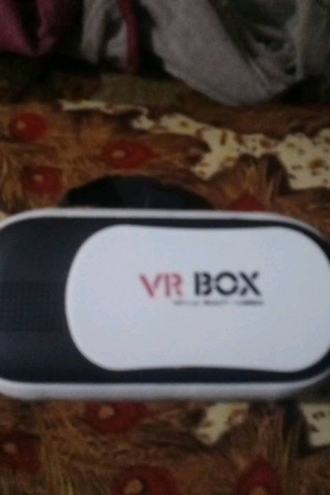 نظارة واقع افتراضي VR Box بحالة جيدة جدًا. تتيح لك تجربة مدهشة لعالم الواقع الافتراضي بتصميم مريح وسهل الاستخدام. مثالية للاستمتاع بالأفلام والألعاب بمستوى جديد من الانغماس والترفيه. سهلة التركيب على هاتفك الذكي لتقديم تجربة فريدة.