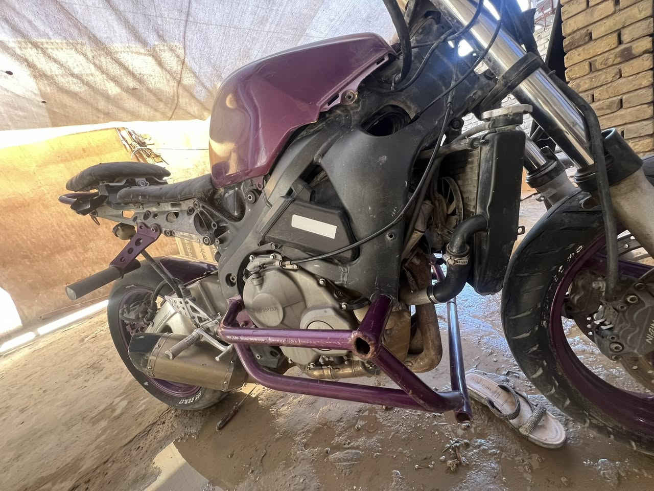 سلام عليكم..RR600 مال لعب شباب مكينه مامفتوحه وكفاله دراجه بدون اوراق اتعهدله بمكاتبه . دراجه عليها تزويد بكره ودرع اخوان سعر الدراجه (مليونين ونص) مكاني حله ***********
