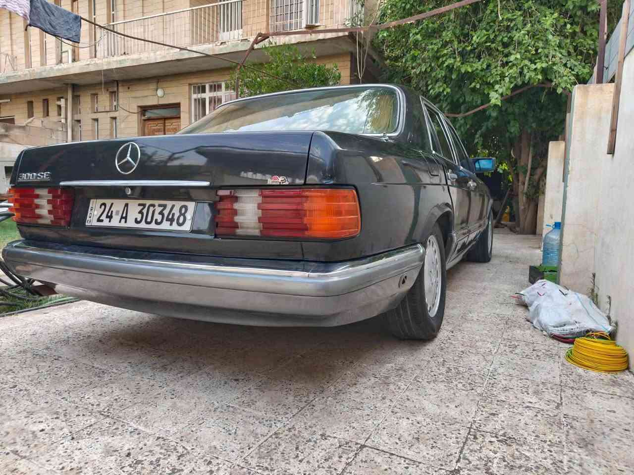 مرسدس رئاسي موديل 1990
رقمها دهوك وكاله عام ابسمي 
تبريد 
غرفه جلد عسلي 
مضخم صوت
تخم تاير جديد 
مصبوغه جماليه 
شاشه 
كير ومحرك شرط اصلي 
6 سلندر 
الماني مو امريكي 
السياره جديد وحلوه وبيها نضره
مكاني موصل وهذا رقمي *********** 
السعر90 وبي مجال بسيط للشراي 
والسياره احلا من الصور بعد
