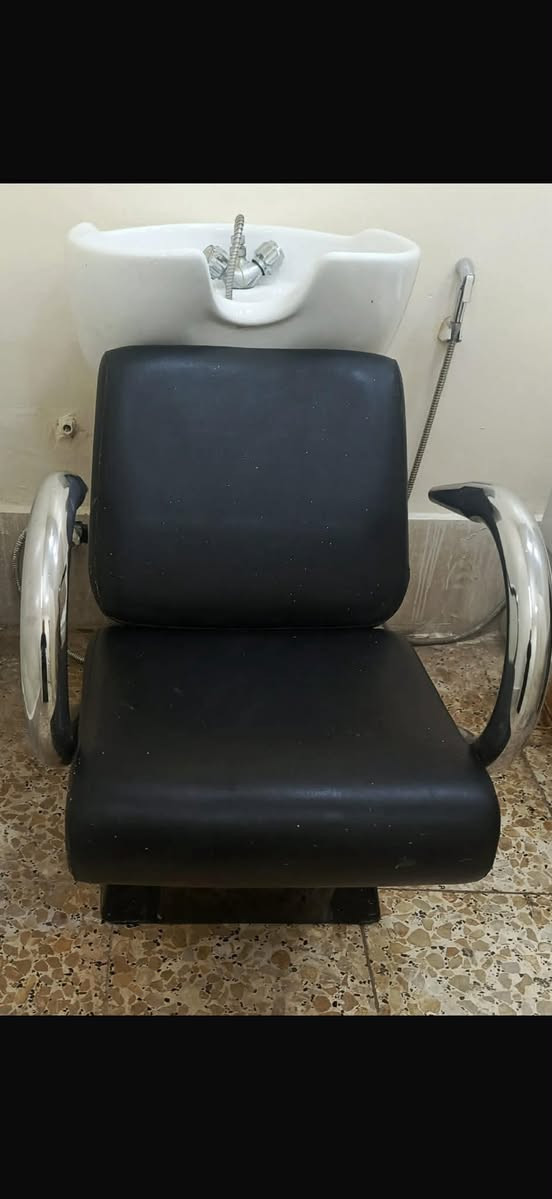 كراسي حلاقه عدد اثين سعر الواحد 100 الف ***********
