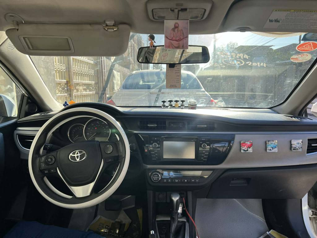 السلام عليكم كورلا للبيع 2014 راد أمريكي حادث من امريكيه اموضح بل صور او اهنا بلعراق جاملغ المامي بارد او مصبوغ عله كده  لا واخل ولا شواصي السياره نضيفه بمعنه الكلمه دوشمه بسمي ***********  السعر 123 بيه مجال  المكان بغداد
