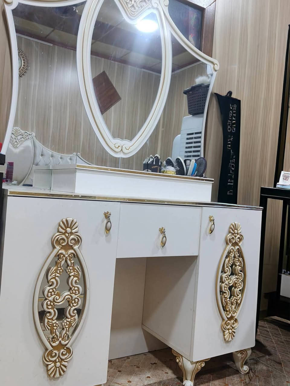 غرفة نوم للبيع مع الدوشك تفصال 7 قطع السعر 550  ***********
