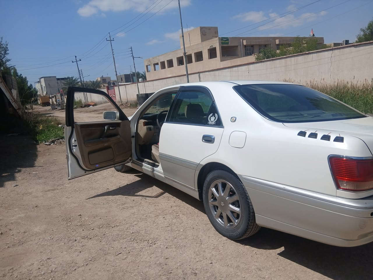 السلام عليكم البيع فقط الملكه جنون مديل 2000 دكمتين كرستال اصل ديفور الصغير نغل وكصه قماره فقط ولباقي كفاله المكان البصره القرنه السعر  90 بيه مجال. ***********
