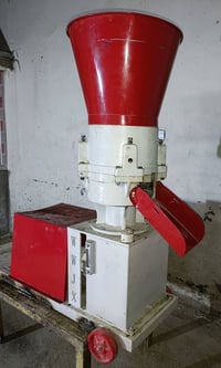 مكينة علف • قليلة الاستعمال • ١٥٠٠ كيلو/ساعة