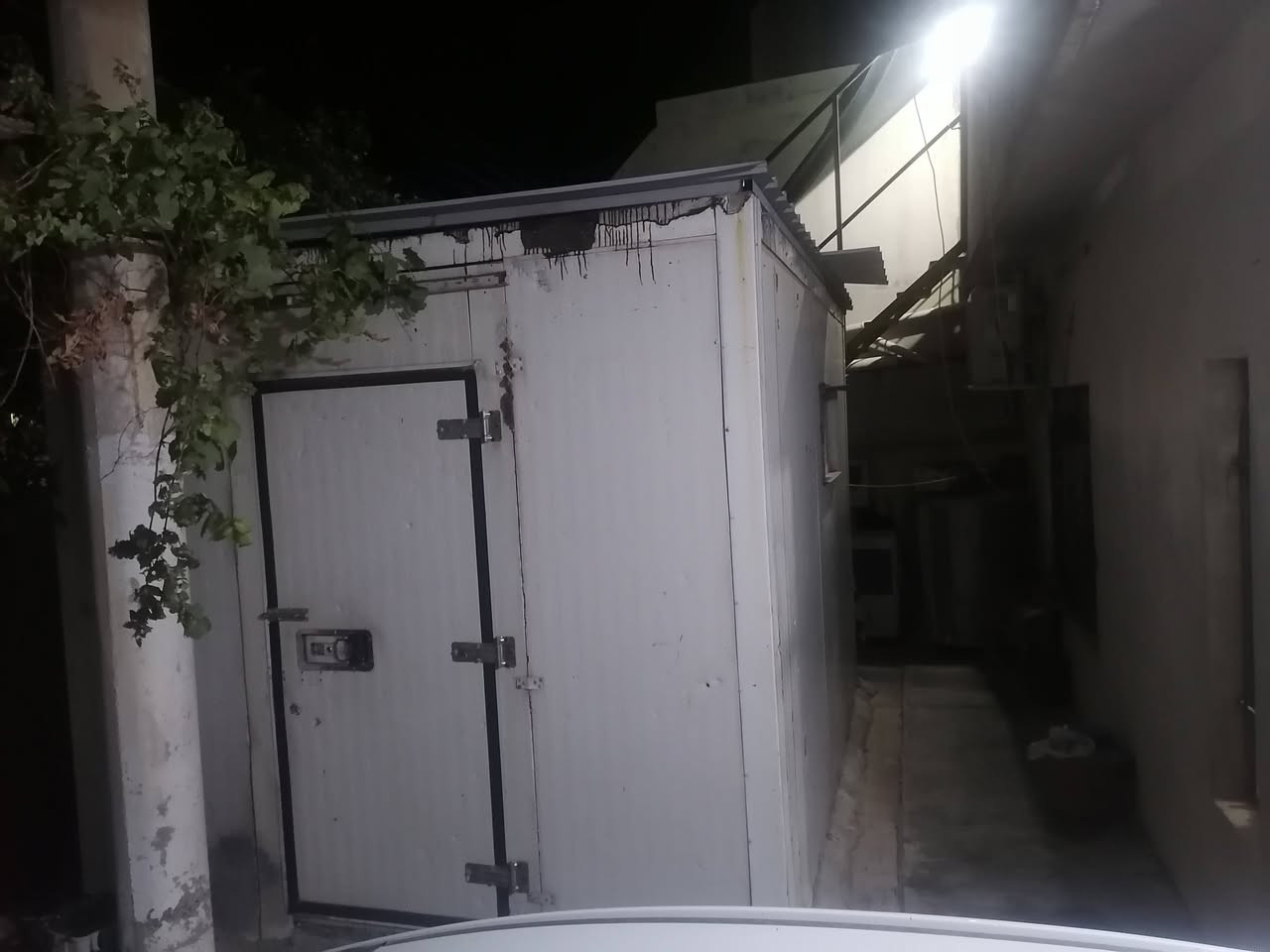 كرفان مخزن للبيع يرهم محل يرهم مخزن للبيع حجم الكرفان ٤ في ٣ سندوج الأصلي أمريكي للإستفسار ألاتصال (***********) أبوسجاد الحداد..؟
