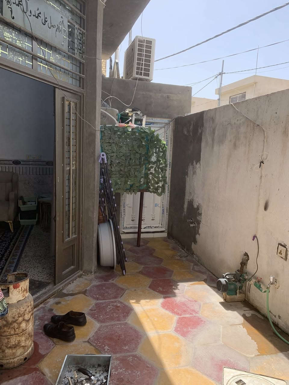 بيت للبيع المساحه 100 متر طابق واحد يحتوي على طارمه صحيات خارجي مطبخ استقبال صاله غرفه نوم كبيره صحيات منور سطح مكانه شارع البارون حي موسى الكاظم عرض الشارع 12 متر تبليط خدمات كامله السعر 
130 مليون للاستفسار اكثر ☎️ ***********/
***********
