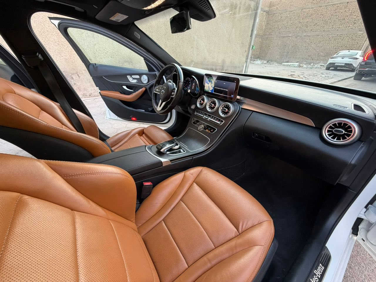 للبيع فقط مرسيدس C300 2021 وارد امريكي
السيارة فول مواصفات فورمتك 1ع1 وجاهزه 
لون ابيض  ماشيه 85الف رقم بغداد تحويل ثاني يوم حادث كما موضح بل الصور  
السعر 22الف دولار 220ورقه وبيه مجال
العنوان / بغداد الدوره 
 للاتصال ***********
