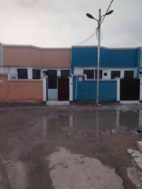 بيت على شارع المطار مقابيل ملحق القريه بيت بيه غرفتين  بناء طابوك جمهو...