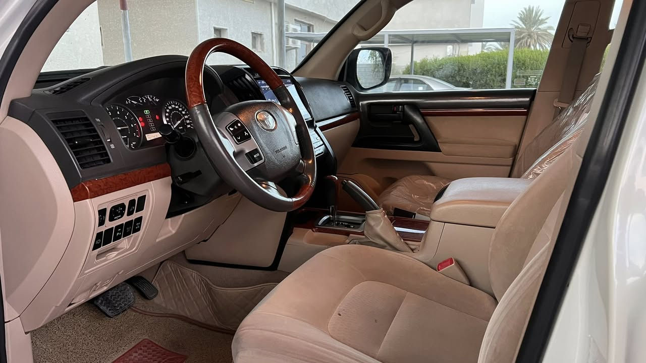 السلام عليكم : لاندكروز 2013 ساز فول مواصفات معروفه مواصفات الساز ميحتاج اذكرهن ماشيه 140 الف مكفوله كفاله عامه كير محرك صدر كفاله سيارة جاهزه وبدون اي نقص رقم اربيل سنويه وهزة جديده السعر 370 مكان السياره بغداد اليوسفية 
***********
7800593741
