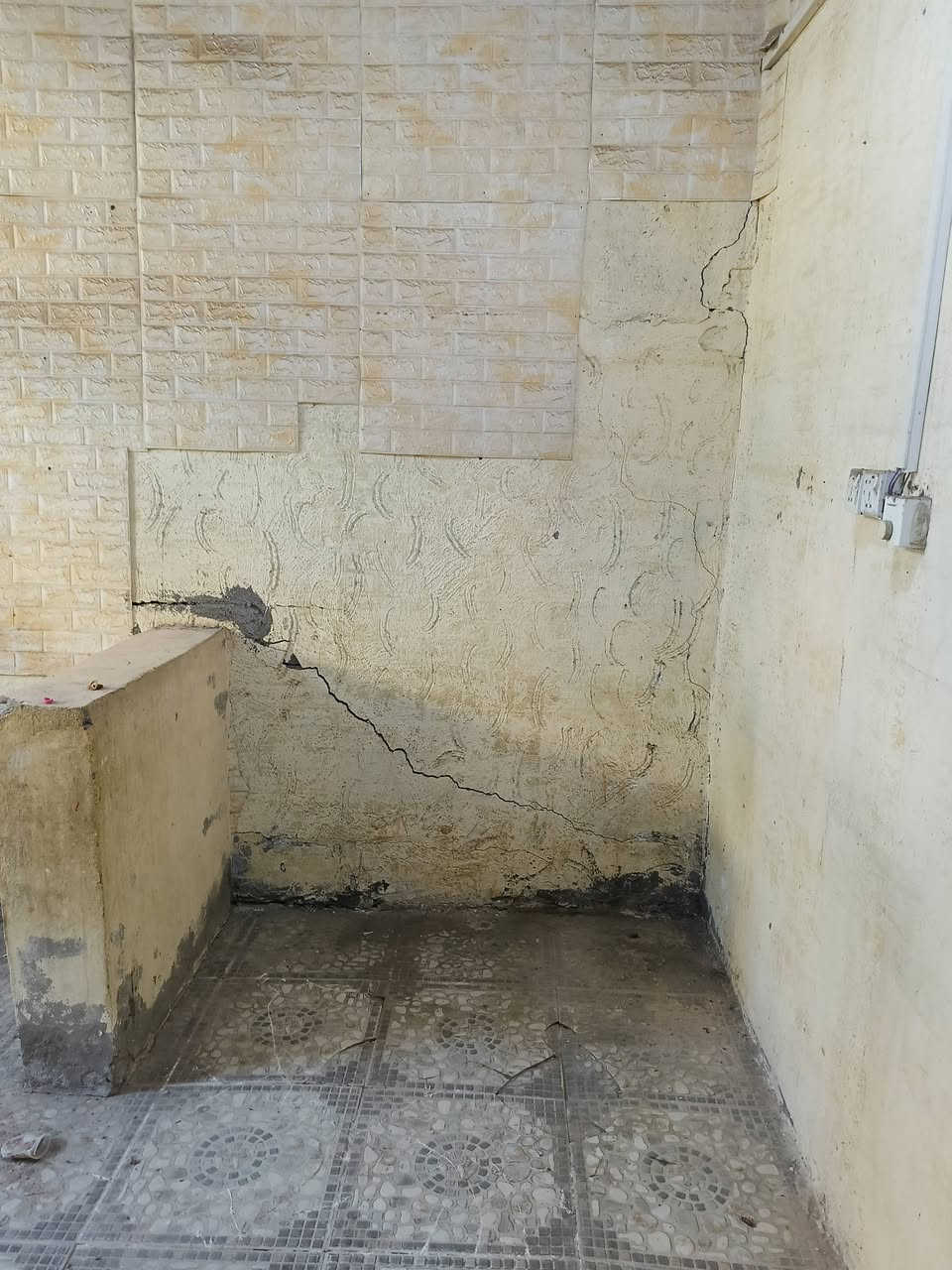 سلام عليكم هذه البيت مساحة 70 متر بناء بلوك طابقين بي غرفه وصاله بالطابق الثاني
وغرفه وصاله ومطبخ ومغاسل بالطابق الاول 
العنوان شارع المطحنه عمود 282 شارع الصب
السعر 15 ونص 
الاتصال 
***********
