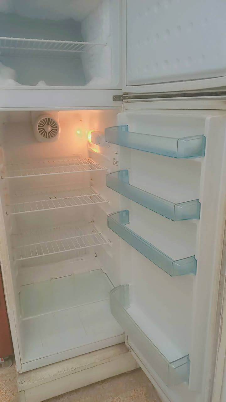 ثلاجه للبيع بسعر مناسب الاستفسار عالرقم ***********
