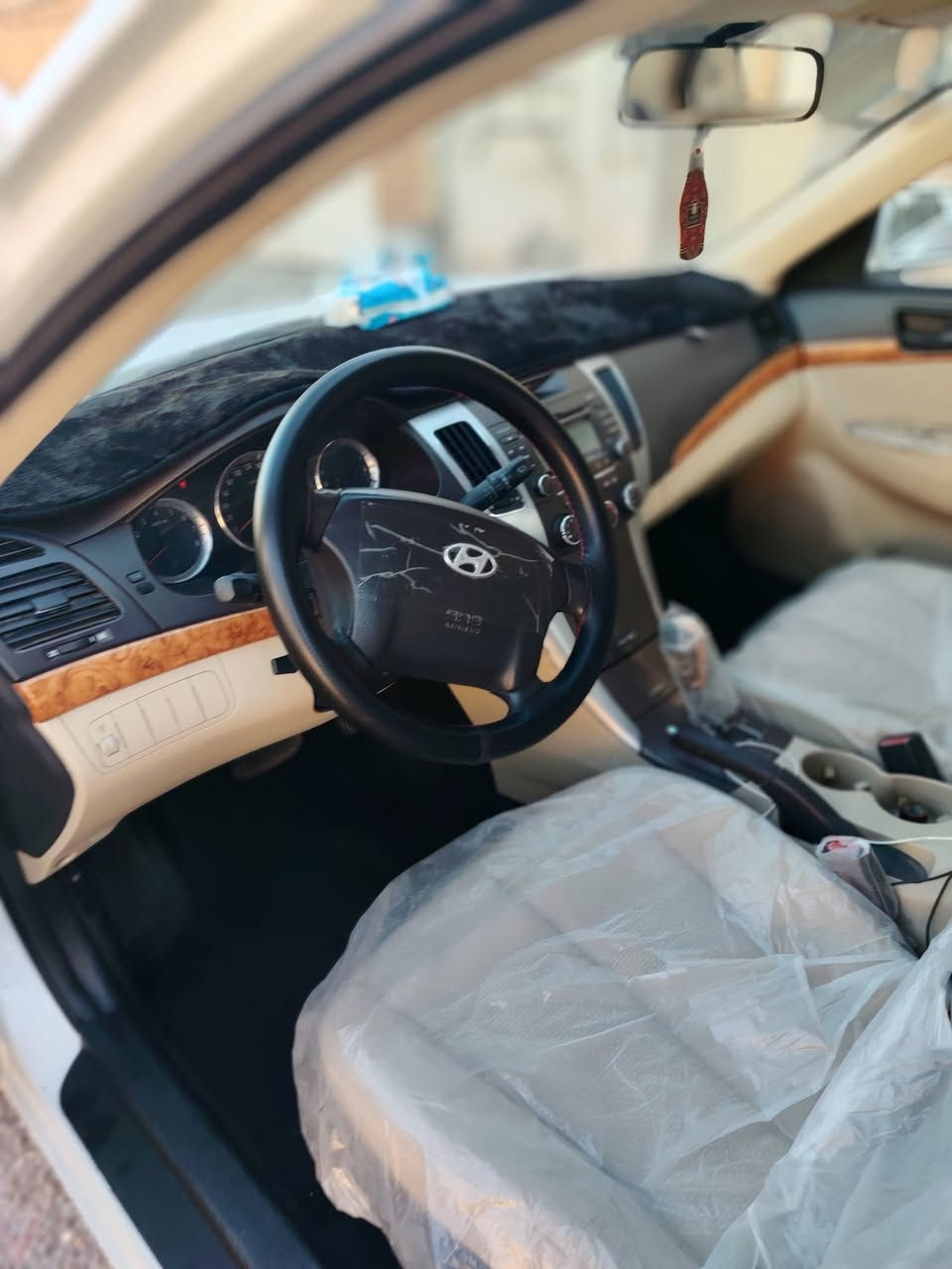 سلام عليكم سياره سوناتا موديل 2010 خليجي  سياره بيها صبغ بنيد باقي سياره مكفولة من كلشي تخم تاير باتري جديد مكينه وكير حداديه كامله نقص برغي ما بيها سعر 128 وبيها مجال رقم بغداد عنوان بغداد رقم الهاتف ***********
