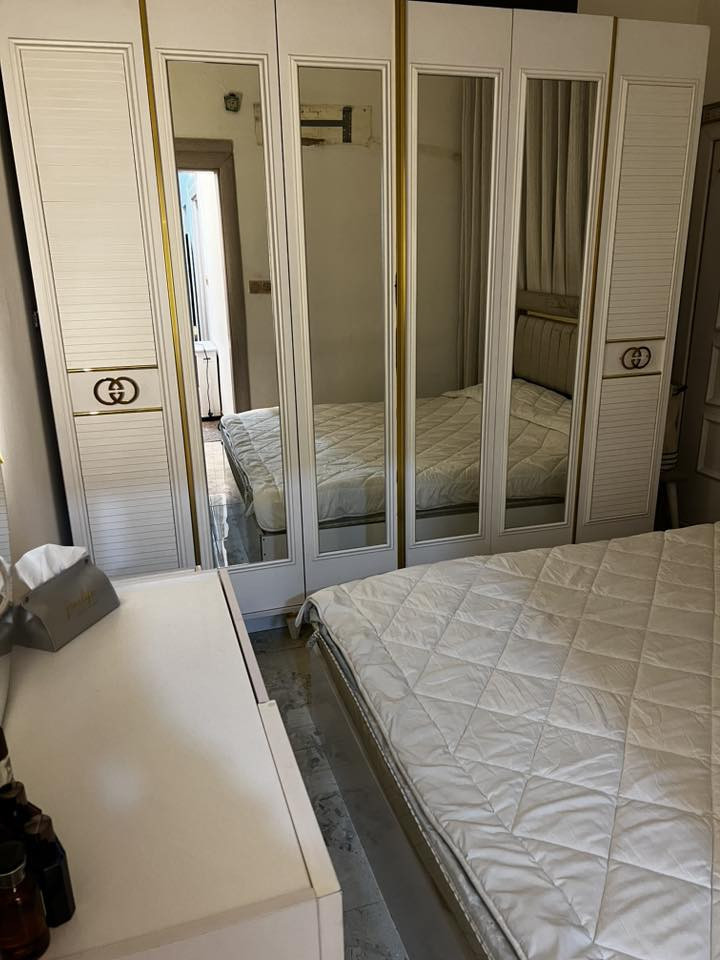 غرفة تركي 7 قطع نضيفه وجديده مكانهه الاعظمية السعر 600 الف دابيعهه بسبب ضيق المكان لان  الاخشاب كبيره ودوشك جربايه ب 50 الف درجه اولى دوشكهه سبرنك وضغط عالي للتواصل على هل رقم ‭0770 202 0168‬
