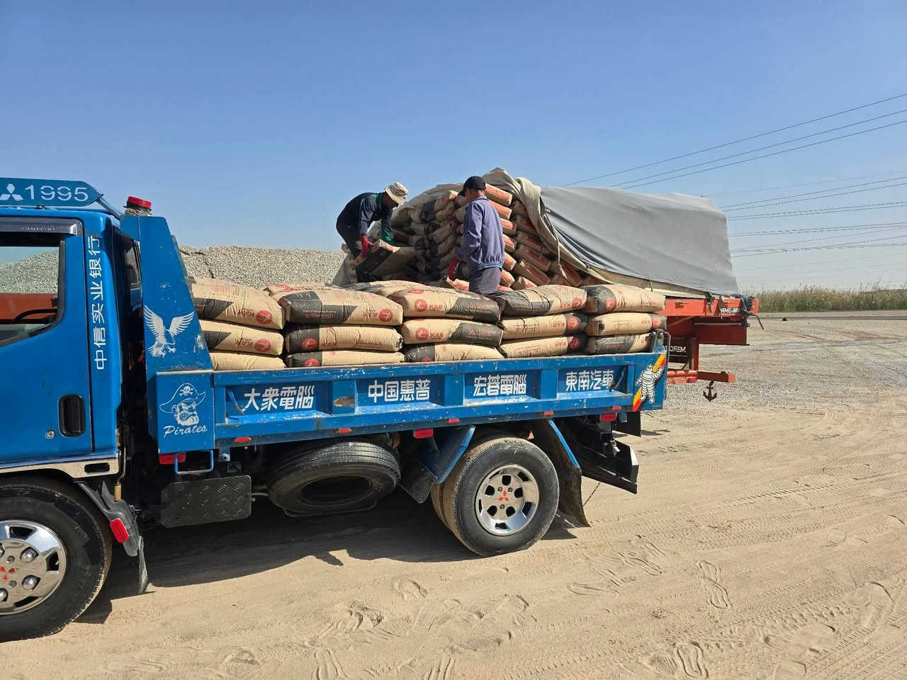 سكلة لبيع مواد البناء
قرب محطه سما الفرات  اسعار مناسبه 
سمنت الطن ٩٦ الف
رمل زبير       ٣٣ الف.    تك  ١٤٠ الف
رمل ناعم         ٤٣ الف.    تك ١٧٥ الف
حصو جلات  ٤٢ الف.    تك ١٦٠ الف
بحص           ٤٣ الف.    تك ١٦٠ الف
طابوك          ١٢٥ الف     تراب حلو ١٥ الف
زميج            ٢٠ الف
للتواصل والأستفسار الاتصال بالرقم
***********    ----   ***********
