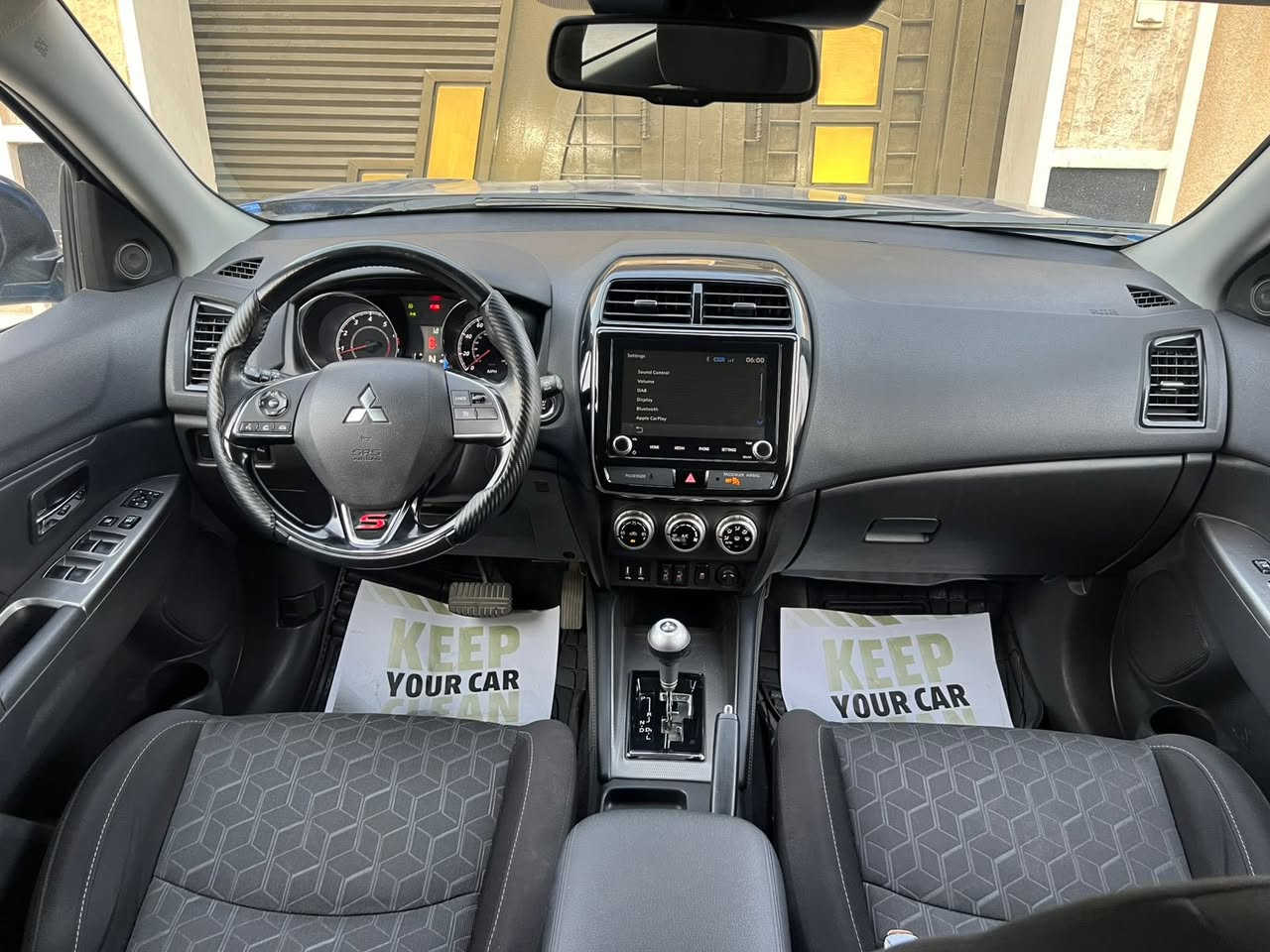 السلام عليكم. للبيع ميتسوبيشي اوتلاندر. 2020. وارد امريكي  حادث چاملغ فقط بدون دواخل  وباقي السياره مكفوله. عندي بيهه سونار. وصور الحادث موجوده  رقم سليمانيه بأسمي  كامله بدون نواقص  صدر امامي وخلفي جديد تخم تاير جديد مسويله ادامه كامله لون مميز السعر ١٤٠ ورقه. 
مكان السياره بغداد  حي الجامعه
للاستفسار ***********
