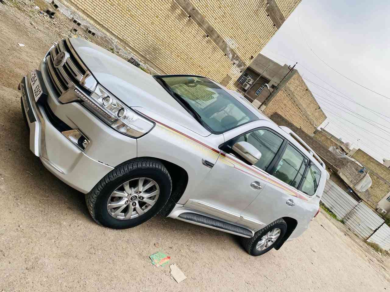 سلام عليكم عندي لاندكروز 
موديل 9 محدثه 21 
سياره فقط التحديث صبغ مكفوله من الضرر

مكينه سته سلندر مكفوله 
كير مكفول 
تخم تاير جديد 
صدر امامي 
خلفي جديد 
تبريد مكفول 
سياره ماشيه 280 حقيقي 
جاهزه من كل نواحي 
بيع اومراوس حسب القناعه 

سعر 275 وبيها مجال  
مكان السياره جكوك الكاظمية 
*********** 
بسمي سنويه رقم مميز بيها
