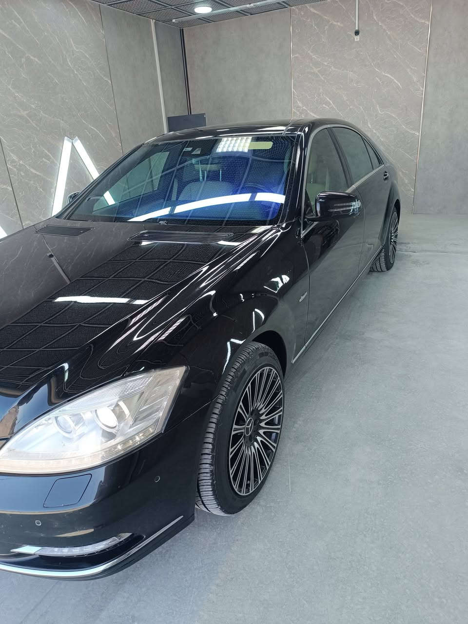 للبيع  اقره تفاصيل وشوف صوره 
مارسدس s350  فول مواصفات 
2011 اصل                     السعر 240
خليجي 
رقم اربيل دولي 
المواصفات باب طويله
بردات ٣ 
بانوراما قطعتين 
تبريد كشنات 
تدفئة كشنات 
ناظور ليلي  
كشنات ال٤ كهرباء 
جكات تصعد وتنزل السيارة 
عداد دچيتل 
جنطة كهرباء 
بيبان شفط 
داخل بيجي 
مري شفط 
تحكم ستيرن 
لد نهاري 
بكلايت لد 
مكينة v6
بردة جامة خلفية 
بصمات ابواب
وهواي مواصفات باقية 
السيارة نضيفة جدا 
بدون نقص برغي 
تخم تايرات 
مكان السياره النجف الاشرف 

الاستفسارات ***********
