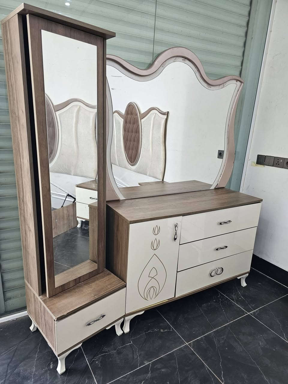 غرفه نوم ملكي للبيع نظيف سيسم جك مخزن انارات يشتغل سعر 475 الف فقط شراي اتصال رقم مكان كركوك ***********
