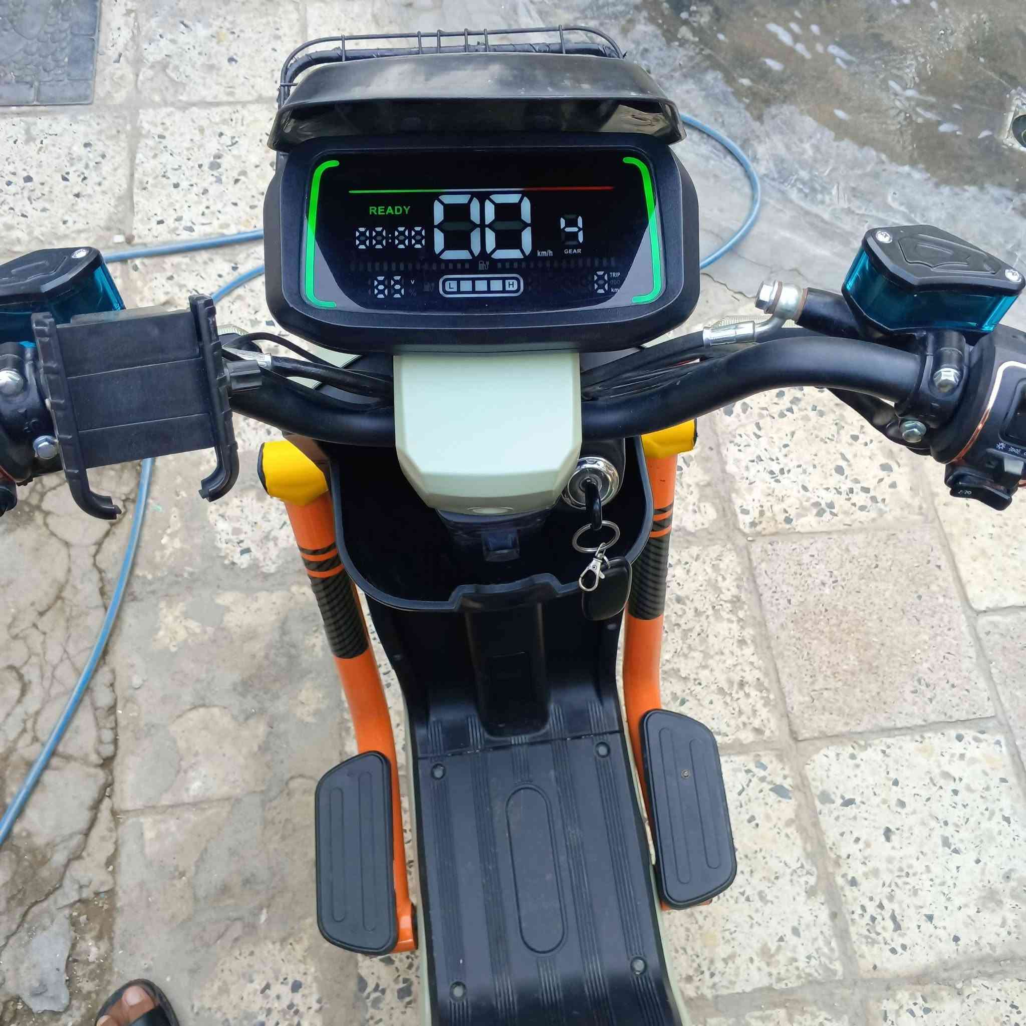 سلام عليكم دراجه شحن للبيع H900 خمس بطاريات حجم الوحده 32 امبير كير اربع نمر بيهة نضام بك  وقفل سرعه وبريك امامي خلفي دسكات السعر 450 وبيهة مجال العنوان بغداد الحسينيه مال راشديه الرقم ***********
