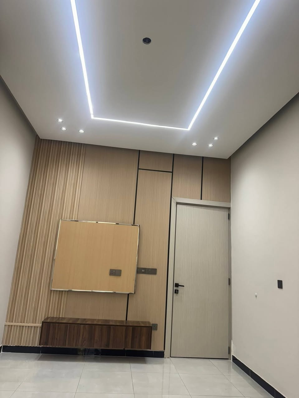 دار للبيع مساحه 100م واجهة 6 وربع نزال 16 طابقين يحتوي البيت على مطبخ استقبال هول غرفه صحيات الطابق الثاني غرفتين  نوم وصحيات بيت بناء جديد المكان البوعيثه  مجمع العدل الاول قرب جامع كامل عبود  للاستفسار ***********

