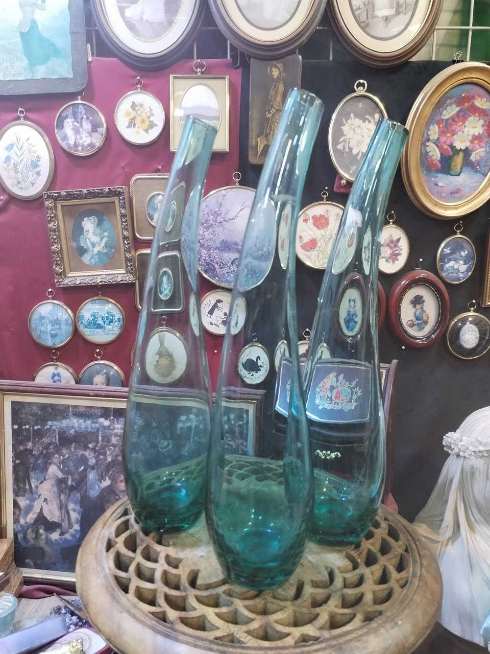 سيت مزهرية زجاجية يدوية الصنع من ايكيا (IKEA).السويديه 
تعرف هذه المجموعة باسم Mildra
وهي مصنوعة من الزجاج المنفوخ يدويا
وهي من تصميم  (Christian Stromqvist) التفاصيل بالفيديو والصور 🌹🌹


**إذا كنت صاحب هذا الإعلان وتريد حذفه لأي سبب، رجاءا أرسل رسالة إلى الدعم الفني**