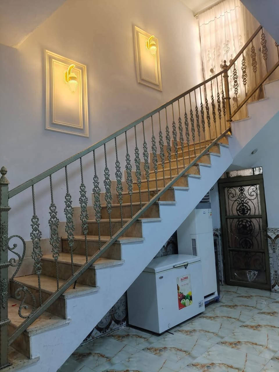 بيت للبيع مساحهه ١٢٠
الارضي غرفه وصاله جبيره واستقبال ومطبخ
وحمام خارجي وداخلي
الطابق الثاني 
غرفه جبيره وصاله وسطح العنوان حي الشهداء قرب السايدين الرئيسي السعر ١٦٠ مع المجال ***********
