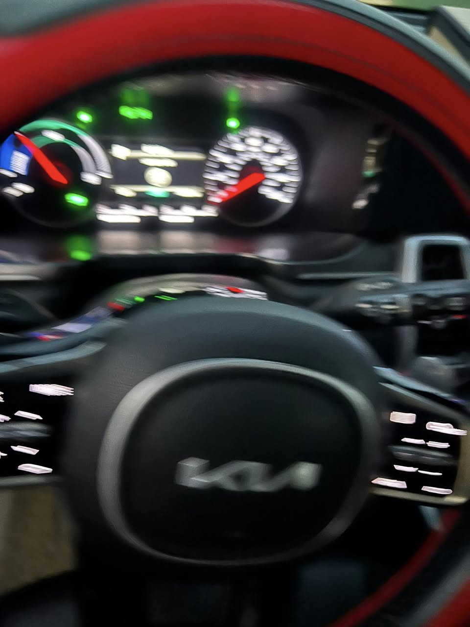 السلام عليكم اخوان عندي سورنتو 2022 فول عدا فتحة هايبرد  اريد اراوس بهانتر 2025    2024 اليي مكاني بغداد ***********
