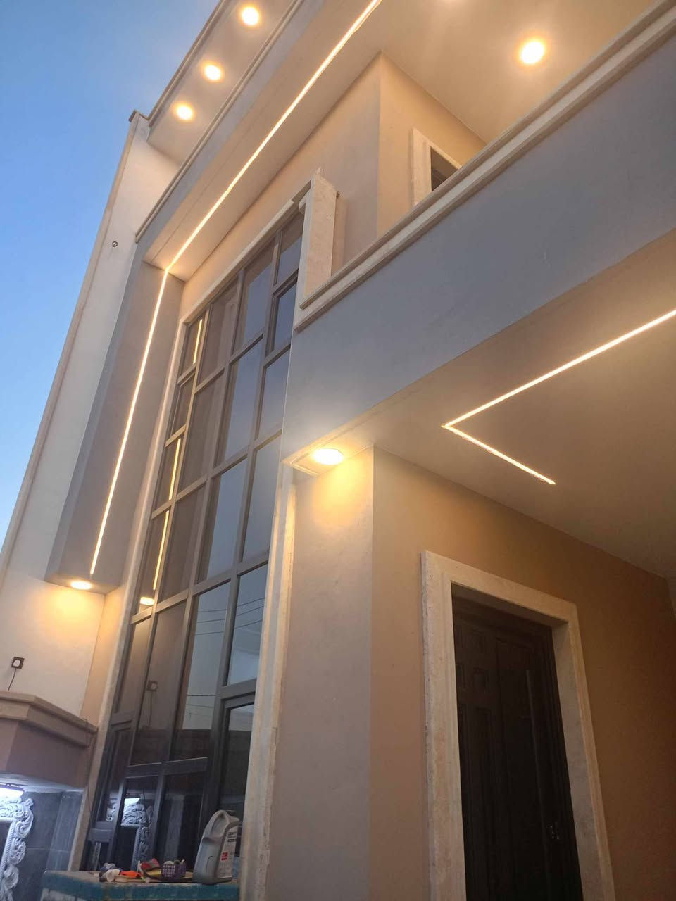 دار للبيع او معارض🏠
📑 📄 سند طابو الأيمن 
مساحة الدار 200 متر واجه 8متر نزل 25
يبعد من شارع 30 مسافة 150متر
6🛌 نوم
2 هول
استقبال كبير
مطبخ حار بارد
موقع الدار مشيرفه الثانيه جمعية النسيج خدمات ماء كهرباء شارع تيكله 
بناء🦺 📏 📐 🪏 🪟 حديث
للأستفسار أكثر الاتصال على الأرقام التاليه
***********
***********
***********
