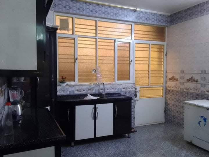 دار البيع المساحه ١٣٥الواجهة١٠الطابق الارضي ستقبال *مطبخ حار *بارد*حولي*غرفة نومخدمات عدد٣ الطابق الاول ٤غرف نوم*خدمات*الطابق الثاني ٢غرفة نوم *********** العنوان حي القاهرة الدلفي قرب افران الزيتون
