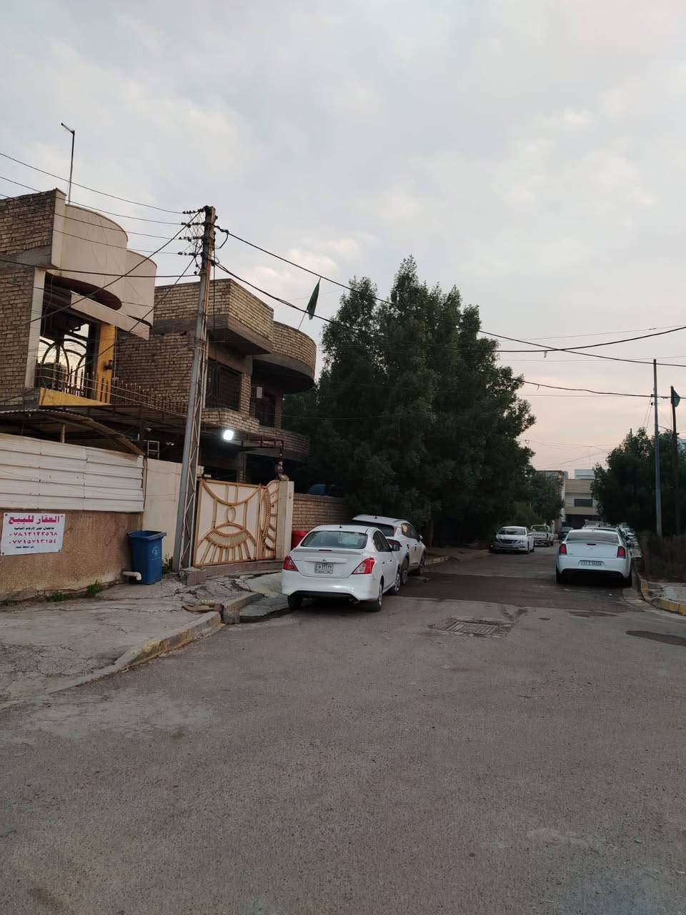 يالله.  دار بناء الفينات نظيف مساحة ١٥٠ م. طابقين يحتوي علئ مدخلين صالة ومطبخ وحولي و٣ غرف نوم وخدمات عدد ٢ موقع مميز    يقع في بغداد شهداء السيدية فرع مطعم برهومي خلف الشارع التجاري يقع الدار على ٣ مداخل ( افرع )  حرف T وامام الدار فرع  للاستفسار عن السعر الاتصال على ارقام المكتب.    *********** او.    ***********                          مكتب.  ركن الحافظ للعقار.
