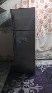 احنا ثلاجتين للبيع الصغيره شغاله 100% واللي كبيره ما نعرف ايش بيها مشغ...