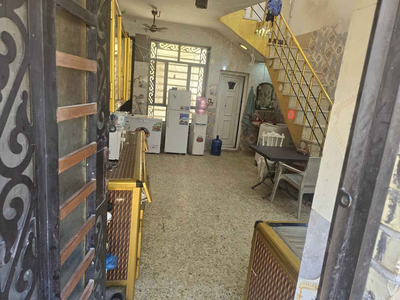 دار للبيع شهداءالبياع قرب جامع الجميلي زراعي مساحه 100متر  10×10 سند 25 قرار محكمه يحتوي ثلاثة غرف نوم +استقبال +ثلاثة حمامات +مطبخ بناه 2020 بناه طابوك صب مركزي بناه درجه اولى منطقه كامل خدمات ماء كهربائ مجاري شارع مقرنص قريب على شارع اتصال على رقم ***********
