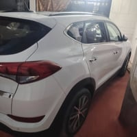توسان البيع موديل 18 مكينه 2000 بيها بارد بل باب خلفي وبيها صبغ على كد...