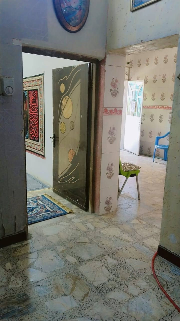 السلام عليكم
بيت للبيع  طابو صرف المساحه 150 متر 
بحي الرحمه بفرع مخبز الحجي
طابق ونص
الارضي : غرفتين وصاله واستقبال ومطبخ وحوش
الفوك: غرفتين وصاله صغيره وملحقات 
السعر الاتصال على الرقم ***********
