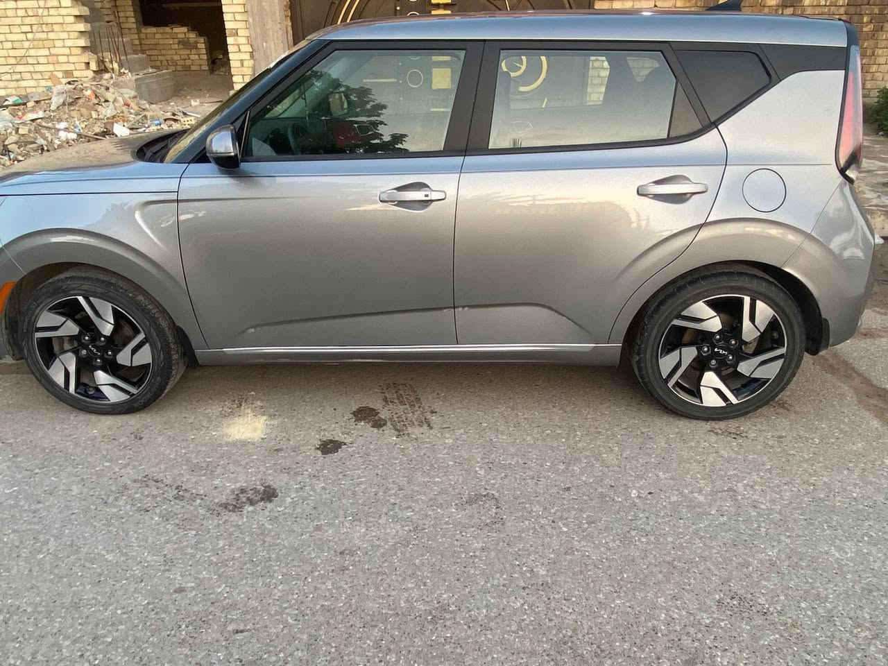 كيا صول جيتي لاين 2023
اعلى فئه بصول 
حادثها مرفق مع الصور 
ماشيه حالياً 48.000 قابل للزياده
محرك 2000 دوش
مواصفاتها
1-شاشة ديجيتال
2-ايقاف ذاتي
3-تحديد مسار
4-مانع انزلق aps
5-مود القيادة الالية الذكية 
6- غرفه جلد
7- بصمه 
8- تشغيل عن بعد 
9- اشاير مري 
10- استيرن جلد حرف D
11- فتحه
12- رادارات وحساسات من كل الجوانب
13-فتحة سقف

وباقي المواصفات المعروفة  جيتي لاين
السياره مرقمه بغداد 
مكان السياره بغداد.  ***********
